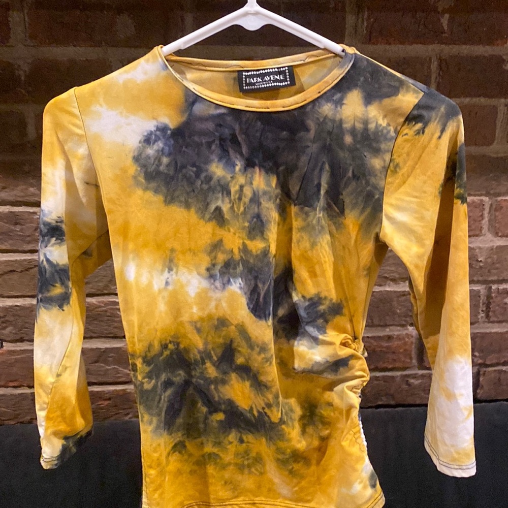 tight yellow tye tye top